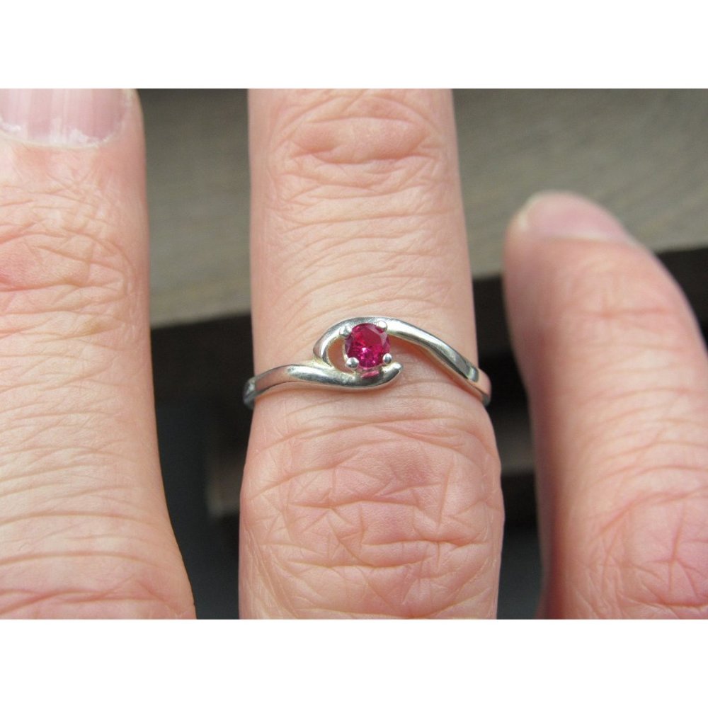 Size 6.5 Sterling Silver Small Red Ruby Simple Ba… - image 3